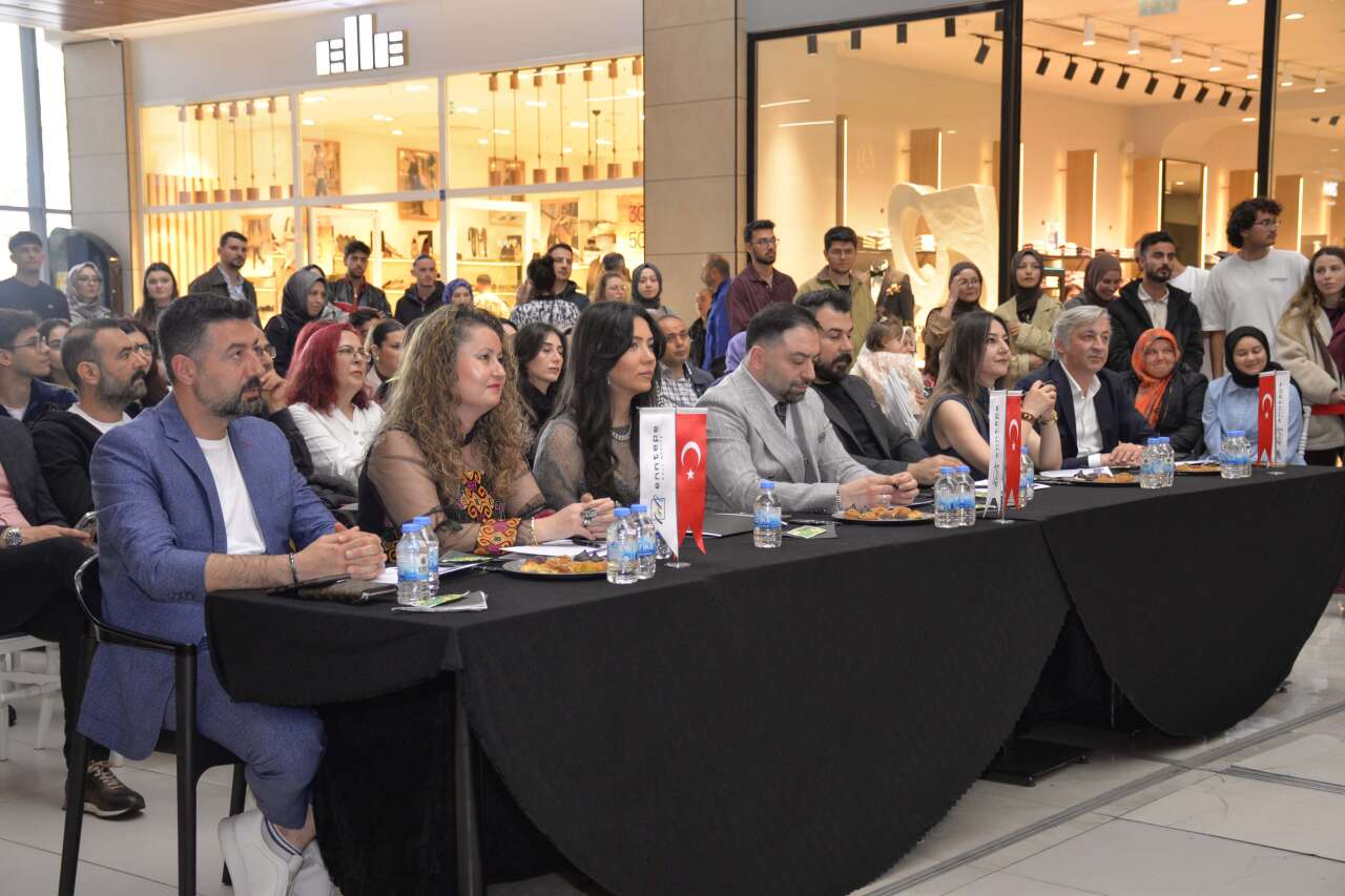Konya’da genç mimarlar bina değil, elbise dikti 3